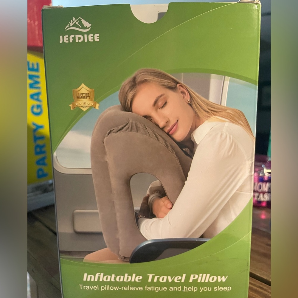 Inflatable travel pillow